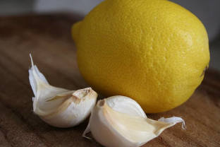 Garlic-lemon-liqueur is very good-assistant-in-the-treatment-of-extensions-veins
