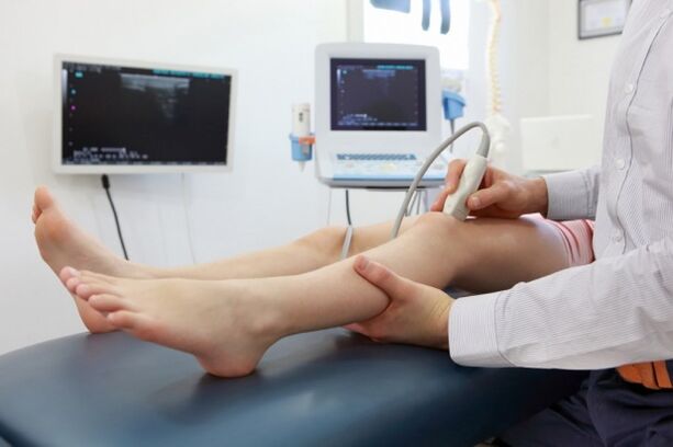 Examination of the legs for varicose veins before surgery