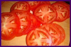 Tomatoes help relieve pain and heaviness in legs with varicose veins